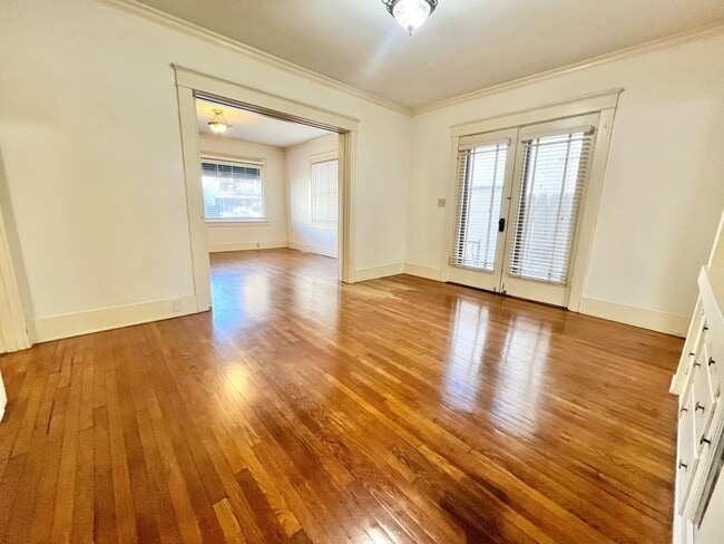 Building Photo - MOVE IN SPECIAL - Lower Level 1 Bedroom with Den/Office in Alamitos Beach Apartment