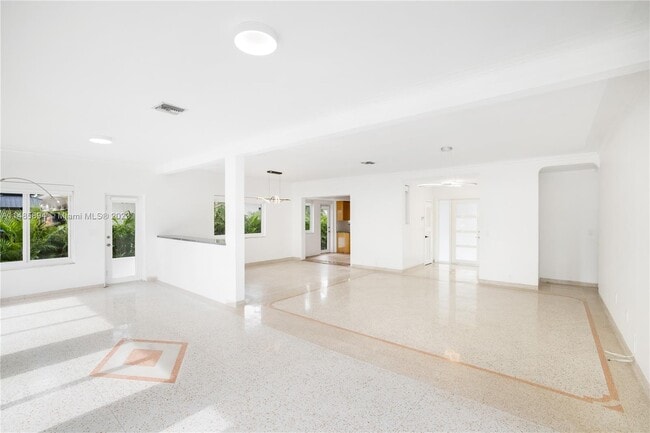 Building Photo - 950 S Shore Dr