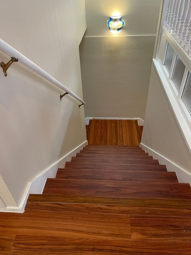 Building Photo - Newly Upgraded Spacious 3br with Decks, Laundry, Parking