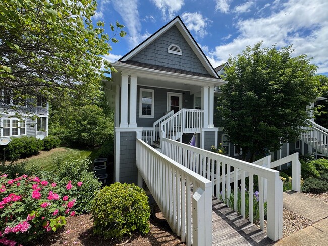 Primary Photo - West AVL - Beautifully Updated Townhouse