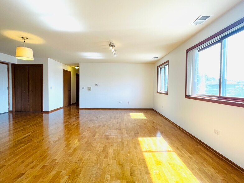 Building Photo - 2453 S Archer Ave