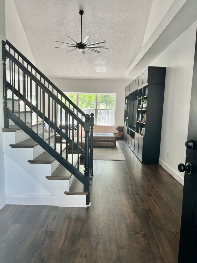 Building Photo - 4BD/2.5BA Gorgeous Home with Fence Backyar...