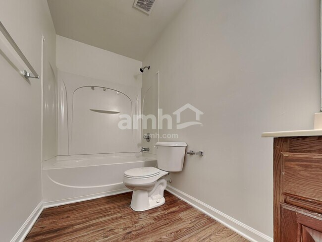 Building Photo - 204 Edgecroft Way