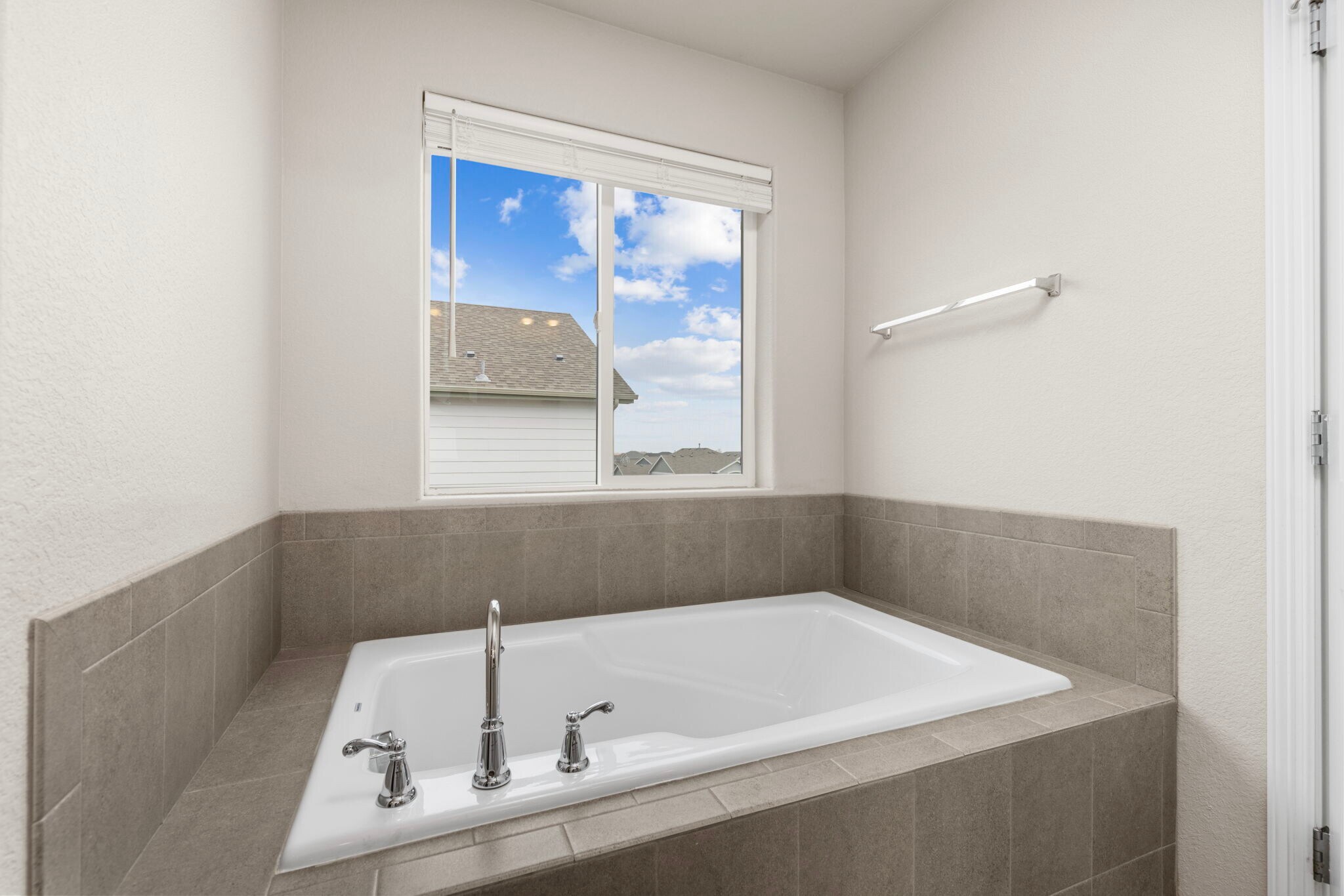 Building Photo - 1661 Northcroft Dr