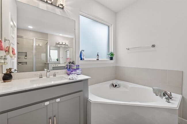 Building Photo - 18619 Greenwood Mdw Trl