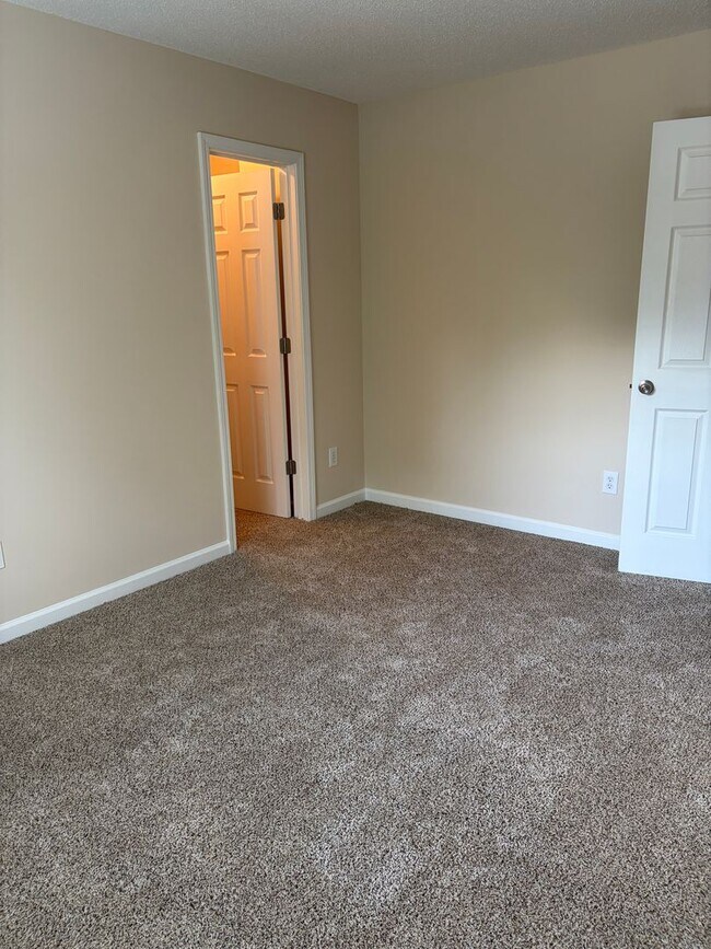 Building Photo - Large Home in Established Neighborhood