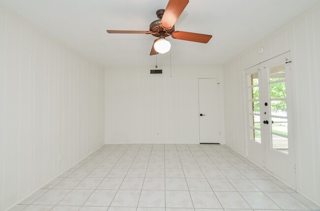 Building Photo - 9817 Cedardale Dr