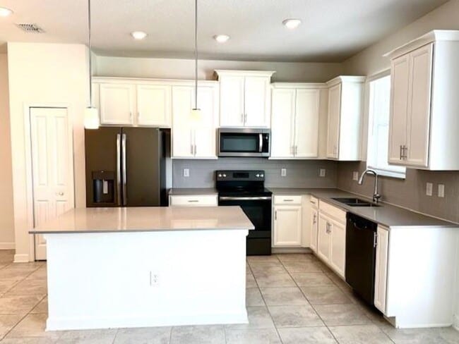 Building Photo - For Rent 3/2.5 townhome 2 Car Garage in Storey Lake,