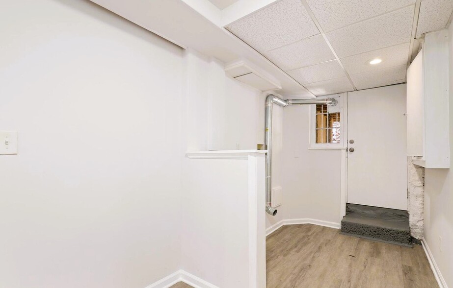 Building Photo - 3608 Elkader Rd
