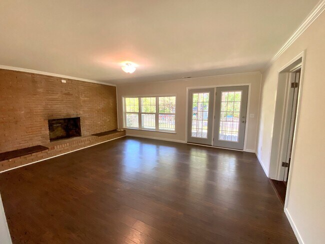 Building Photo - 3 Bedroom Home in Seneca, SC