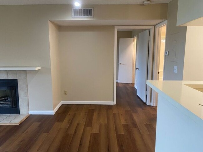 Building Photo - Wonderful 1 Bedroom/1 Bathroom Gated Condo...