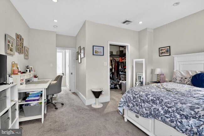 Building Photo - 2322 Poplar St