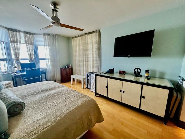 Building Photo - 808 Brickell Key Dr