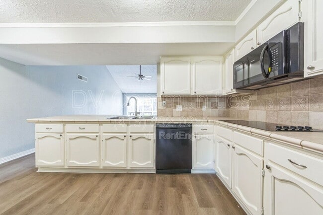 Building Photo - 809 Willow Creek Dr