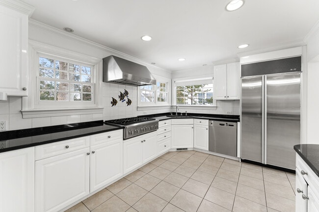 Building Photo - 14 Wakefield Rd