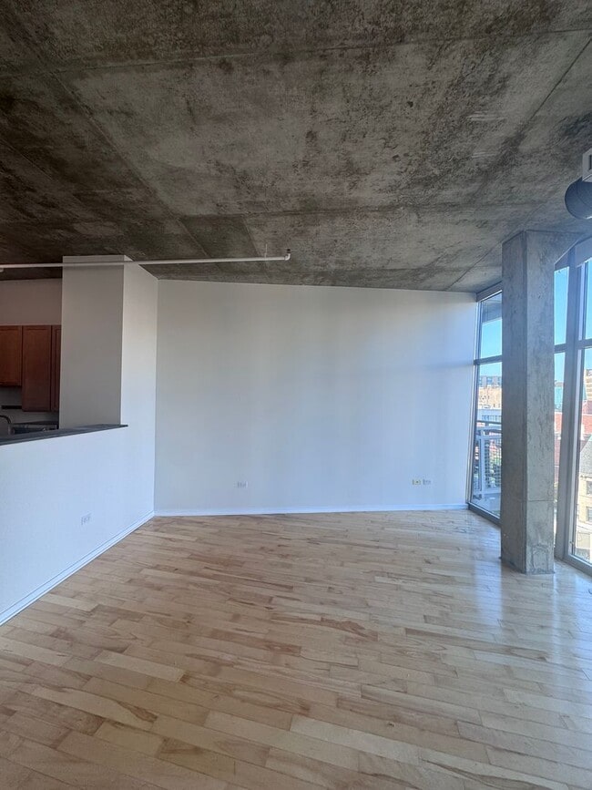 Building Photo - Luxury Living by the Lake | 2BR/2BA Condo in Uptown Chicago - Available August 1st!
