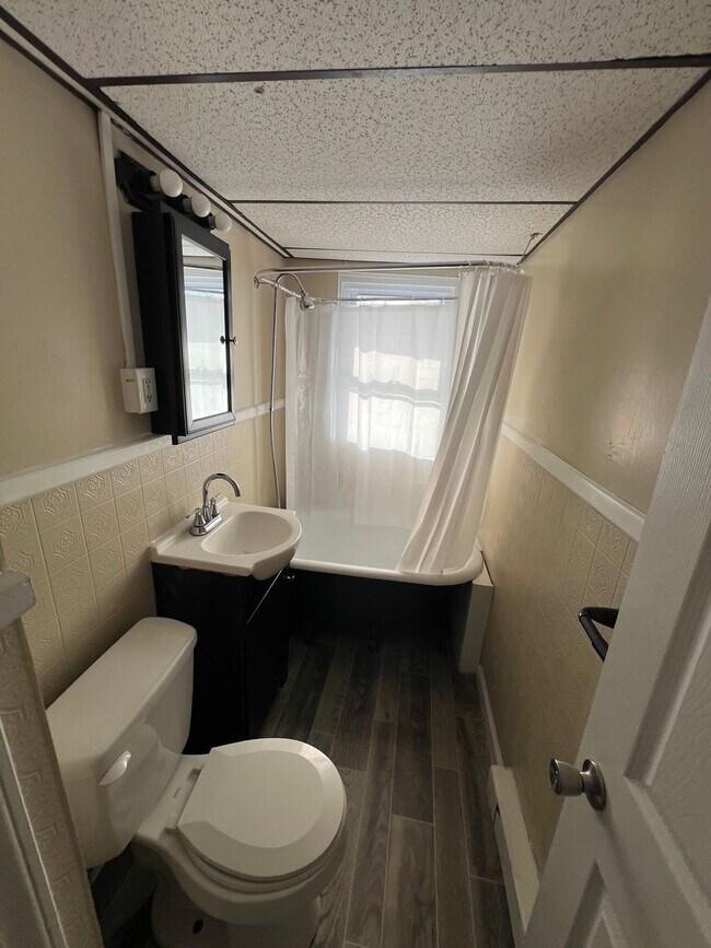 Building Photo - 642 W Market St