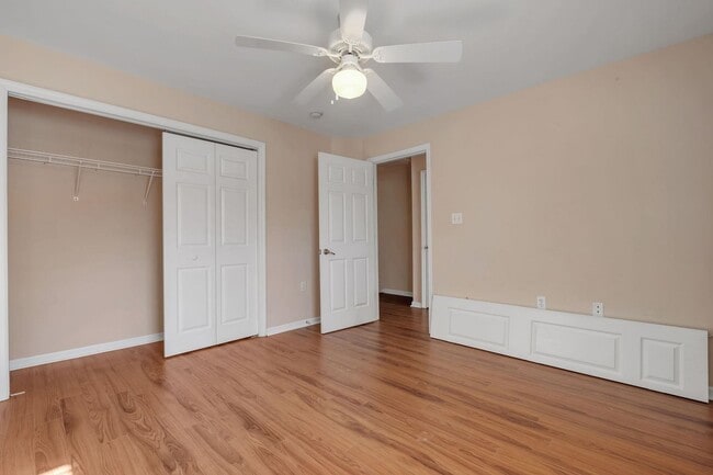 Building Photo - Spacious 3 Bedroom Townhome with Fireplace & Deck