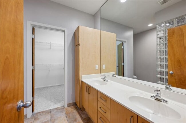 Building Photo - 1294 Fernwood Cir NE