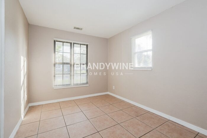 Building Photo - 700 E 7th St