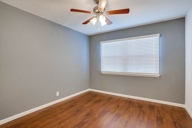 Building Photo - 4462 1/2 W 59th St-