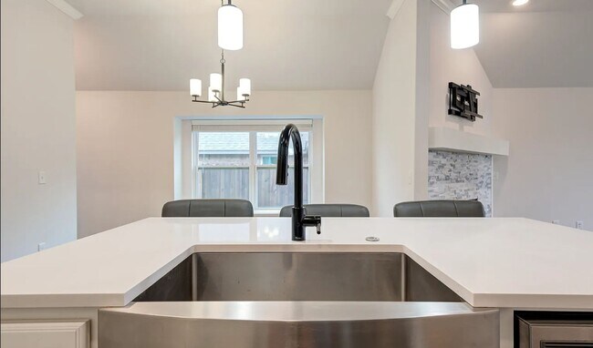 Building Photo - 4 Bedroom 2 Bathroom home with all appliances included