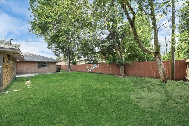 Building Photo - 8102 Bob White Dr