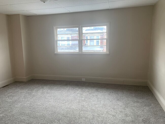 Building Photo - Coming Soon! Spacious Renovated 5 Bed 1.5 Bath House- York City SD