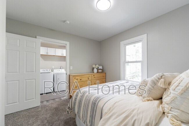 Building Photo - 537 N Sheffield Ave