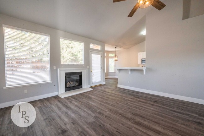 Building Photo - NorthWest Fresno Home, 3BR/2BA, Built 2005...