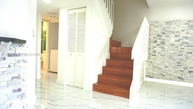 Building Photo - 1705 San Remo Cir