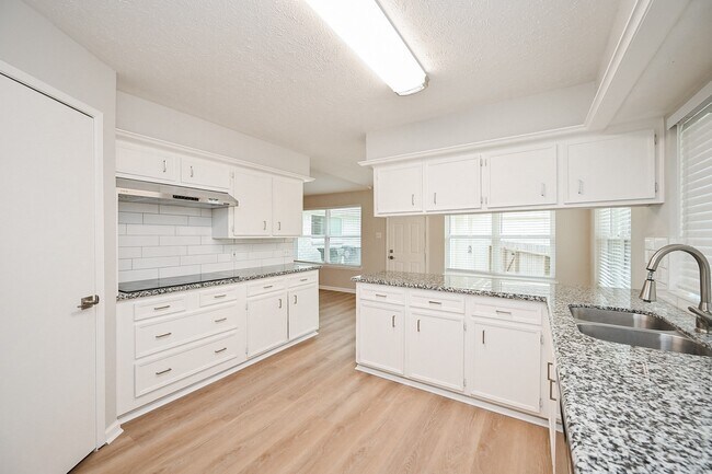 Building Photo - 2818 Green Fields Dr