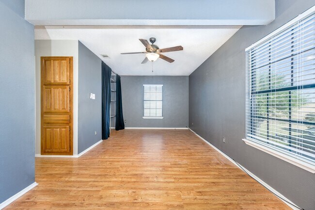 Building Photo - 1925 Parkside Dr