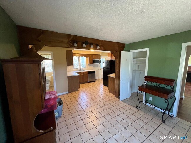 Building Photo - 138 Mountain St