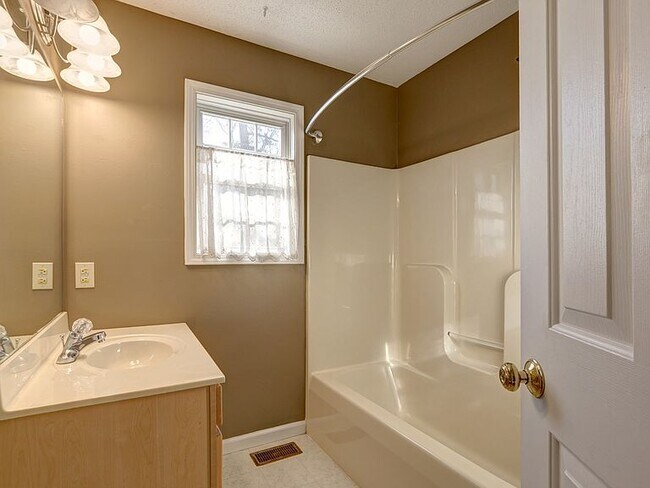 Building Photo - 805 E Sherwood Hills Dr