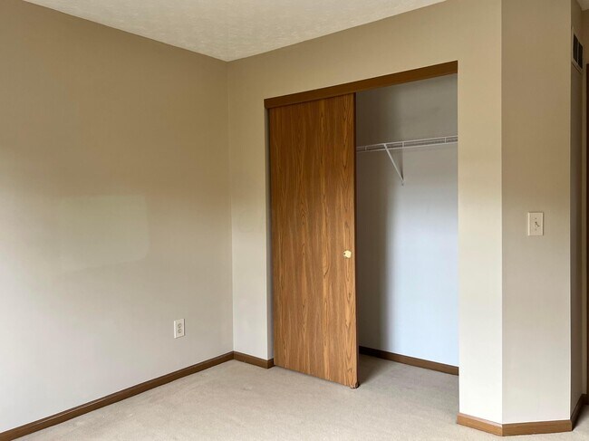 Building Photo - 758 N Starr Dr