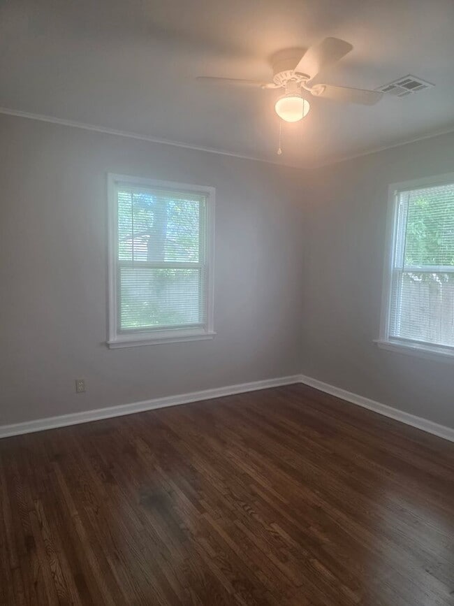 Building Photo - Riverside doll house w/hardwoods