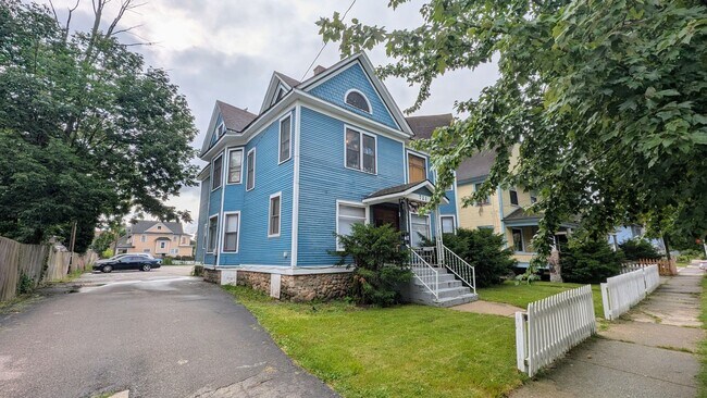 Building Photo - 721 S Rose St