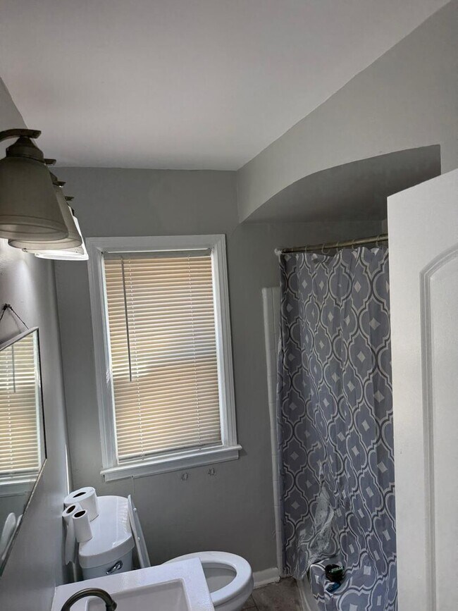 Building Photo - Newly Renovated 3-bedroom house on the Eas...