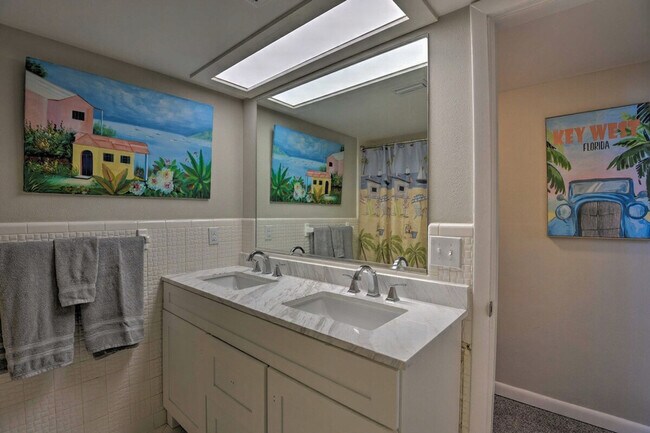 Building Photo - 726 Alden Dr