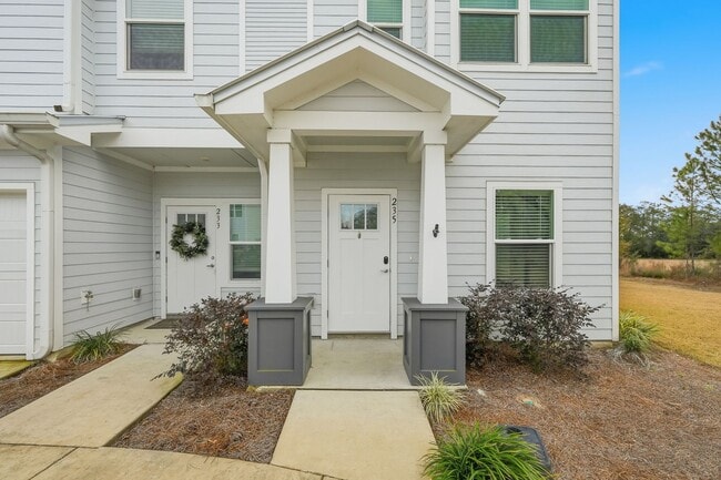 Building Photo - 3 Bedroom End Unit with a Lake View!!