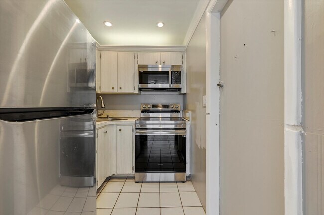 Building Photo - 280 S Cypress Rd