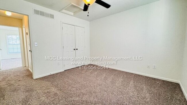 Building Photo - Creekwood Townhomes with 2-vehicle garage ...