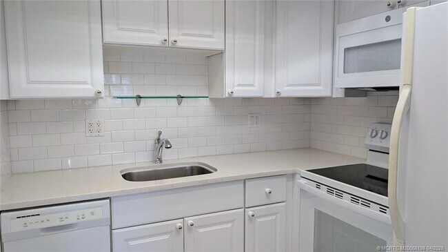 Building Photo - 2929 SE Ocean Blvd