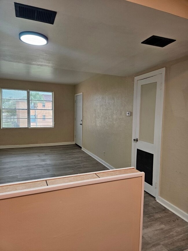 Building Photo - 2 bedroom 1 bath apartment beach side