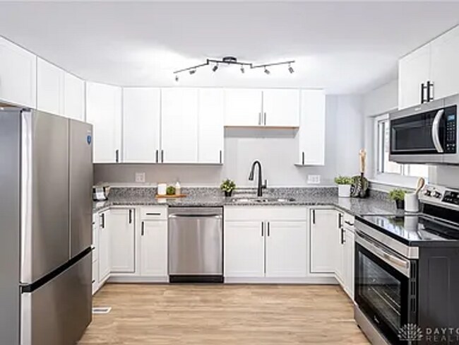 Building Photo - Absolutely Stunning 3BR Ranch in Kettering | Designer Finishes + Huge Backyard