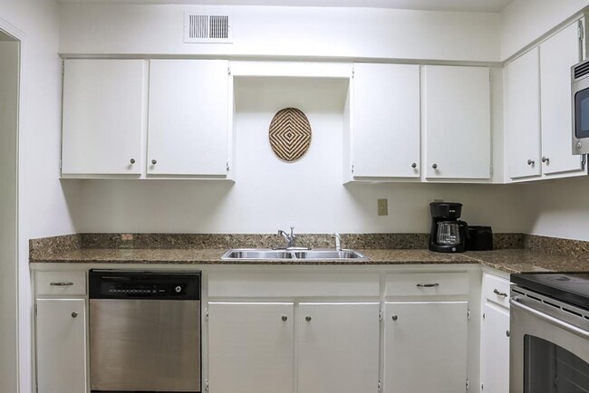 Building Photo - 2 Bedroom 1 Bath Apartment Close to Campus!