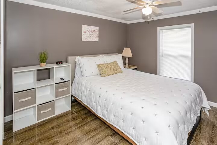 Building Photo - 232 Suburban St SW