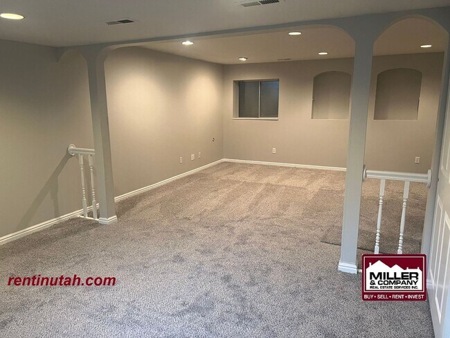 Building Photo - Beautiful newly remodeled home in Sandy Fo...