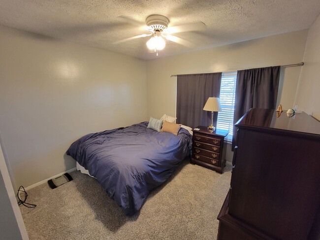 Building Photo - Great 2-level on Champaign Outskirts